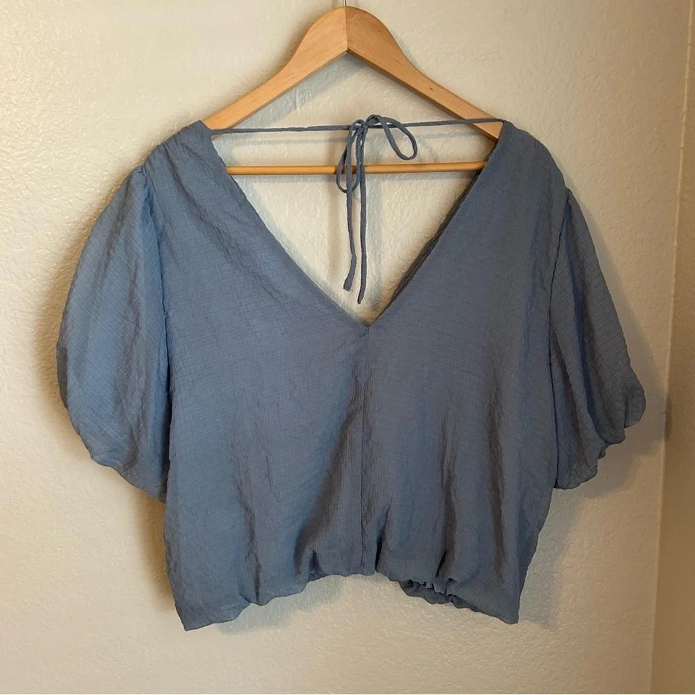 NWT, ASTR The Label Textured Tie Back Puff Sleeve V-Neck Cropped Blue Blouse, XL